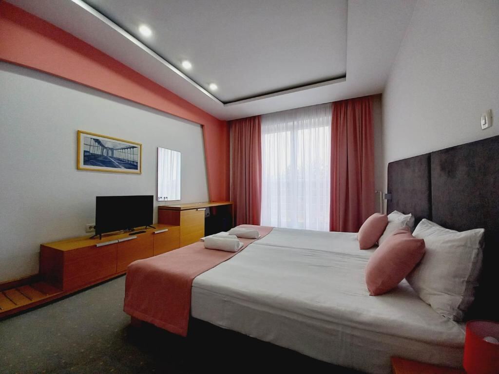 One-Bedroom Apartment at Hotel Vukov Most with king bed and seating area